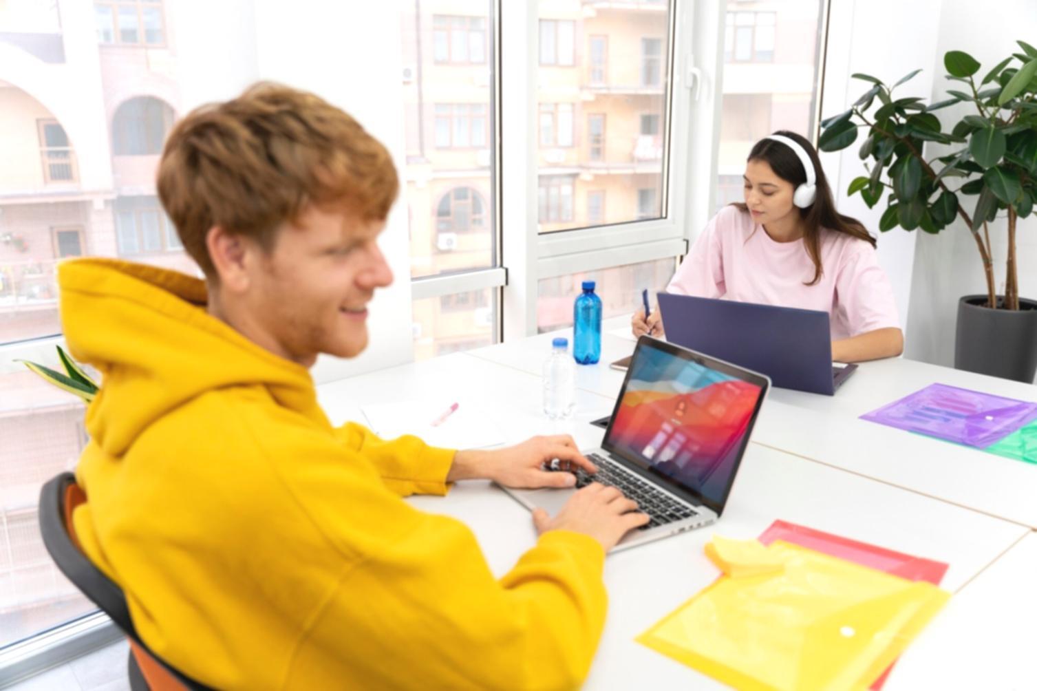 Estudantes a planear o orçamento em biblioteca universitária